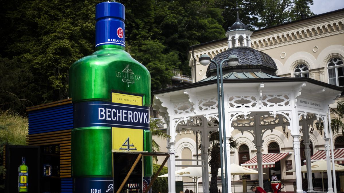Potvrzeno, úřad povolil polskému Maspexu koupit Becherovku